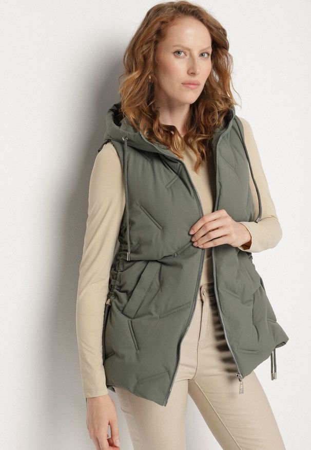 Born2be - Zielona Casualowa Kamizelka z Kapturem i Pikowanymi Przeszyciami Caletta. Okazja: na co dzień. Typ kołnierza: kaptur. Kolor: zielony. Materiał: jeans. Styl: casual