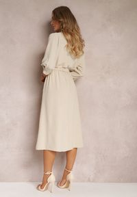 Renee - Beżowa Sukienka Canopis. Typ kołnierza: dekolt kopertowy. Kolor: beżowy. Materiał: tkanina, materiał. Typ sukienki: kopertowe. Styl: elegancki. Długość: midi