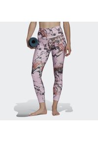 Adidas - Damskie legginsy z nadrukiem do jogi adidas Essentials. Kolor: biały, różowy, fioletowy, wielokolorowy. Wzór: nadruk. Sport: joga i pilates