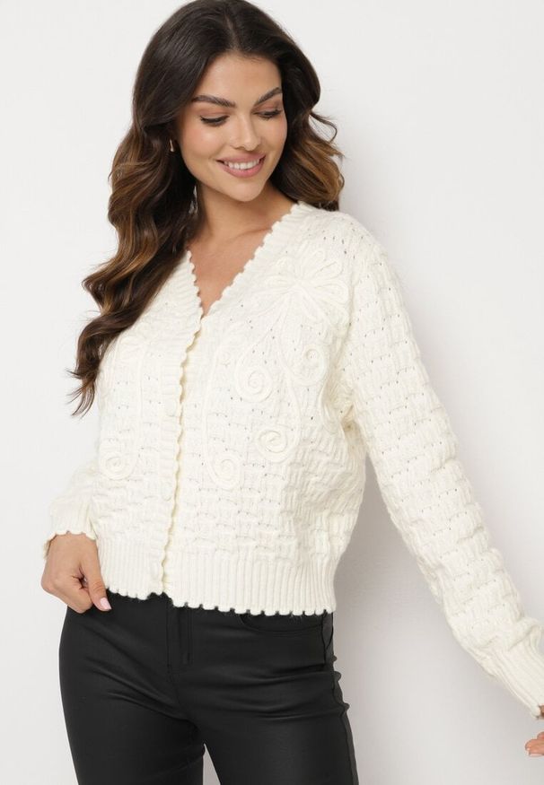Born2be - Beżowy Kardigan Oversize Zapinany na Guziki z Ozdobnym HaftemKalabrine. Kolor: beżowy. Materiał: materiał. Sezon: zima
