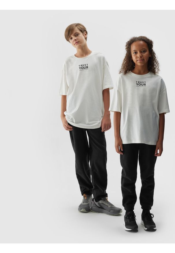 4f - T-shirt z napisem dziecięcy - złamana biel. Kolor: biały. Materiał: bawełna. Wzór: napisy