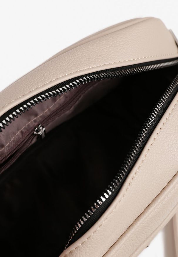 Born2be - Ciemnobeżowa Torebka na Ramię z Metaliczną Ozdobą Naneloria. Kolor: beżowy. Wzór: aplikacja. Styl: biznesowy, casual, elegancki, klasyczny. Rodzaj torebki: na ramię