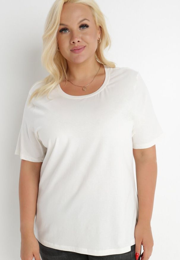 Born2be - Biały T-shirt Akisistae. Kolekcja: plus size. Kolor: biały. Materiał: bawełna, dzianina, materiał. Długość rękawa: krótki rękaw. Długość: krótkie