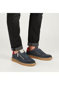 Sneakersy męskie Mustang, niska sportowa forma z wiązaniem i bocznym zamkiem wygodna podeszwa do codziennego użytkowania, granatowe, 4204-301-820. Okazja: na co dzień. Zapięcie: zamek. Kolor: niebieski. Materiał: jeans. Szerokość cholewki: normalna #5