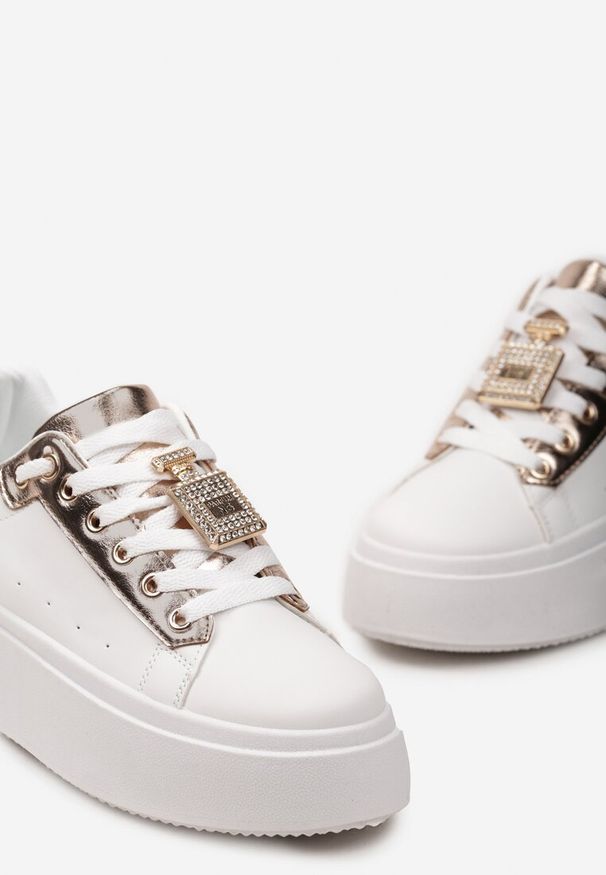 Born2be - Biało-Szampańskie Sneakersy z Metaliczną Ozdobą z Cyrkoniami przy Sznurówkach Awenttes. Okazja: na co dzień. Kolor: biały. Wzór: aplikacja