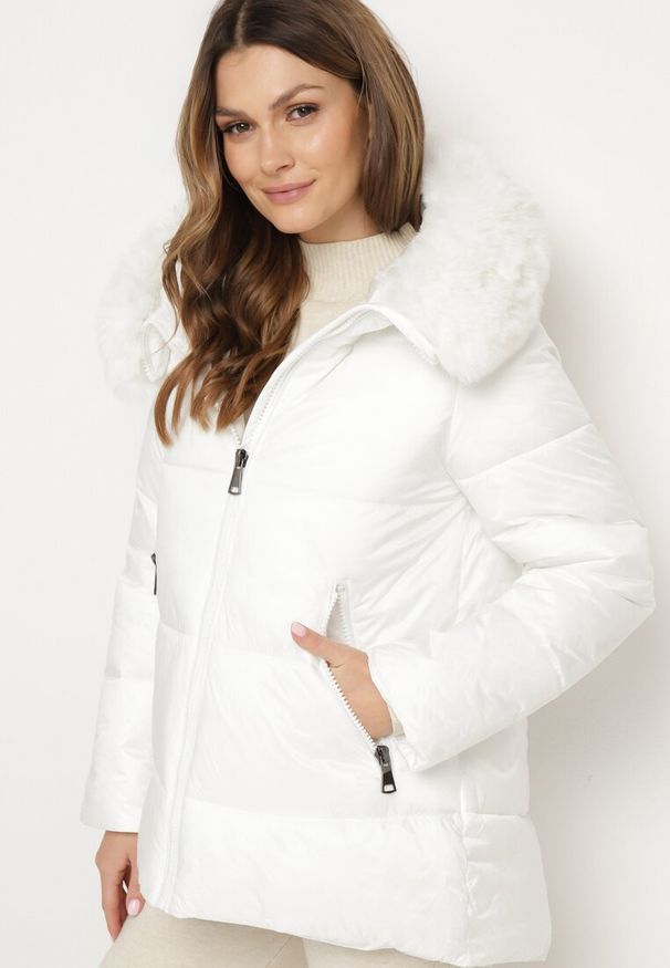 Born2be - Biała Pikowana Kurtka z Dłuższym Tyłem i Futerkiem przy Kapturze Verrira. Okazja: do pracy, na spacer, na co dzień, na spotkanie biznesowe. Kolor: biały. Materiał: futro. Długość: długie. Styl: casual, klasyczny, biznesowy