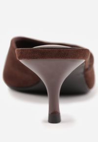 Renee - Brązowe Eleganckie Klapki z Imitacji Zamszu na Obcasie Typu Kaczuszka Snorea. Okazja: na co dzień. Kolor: brązowy. Materiał: zamsz. Wzór: gładki. Obcas: na obcasie. Styl: elegancki. Wysokość obcasa: średni #4