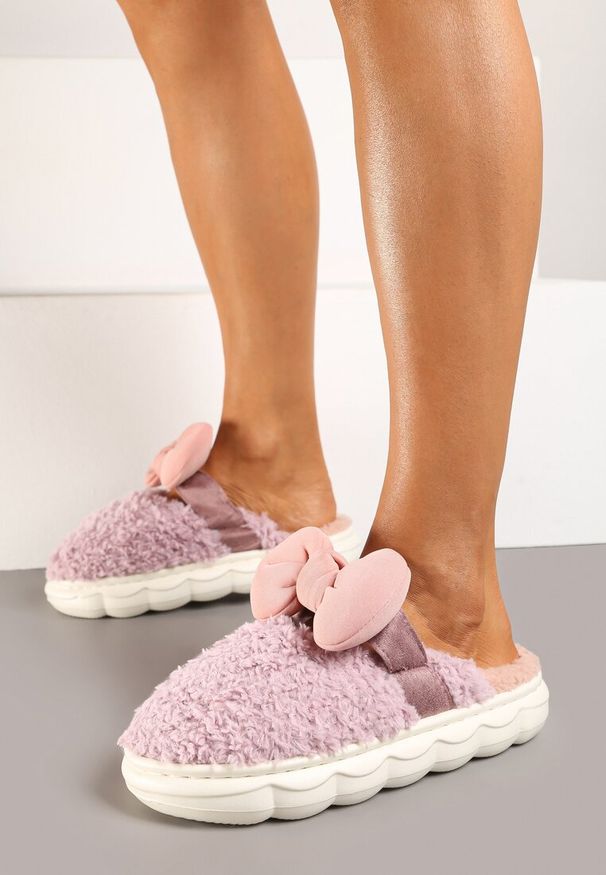 Renee - Fioletowe Płaskie Kapcie Ozdobione Kokardką Linnacira. Okazja: do domu, na co dzień. Zapięcie: bez zapięcia. Kolor: fioletowy. Materiał: jeans. Wzór: aplikacja. Sezon: zima, jesień. Obcas: na płaskiej podeszwie. Styl: elegancki, casual
