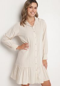 Born2be - Jasnobeżowa Sukienka z Wiskozą o Koszulowym Kroju z Falbanką Penzedi. Okazja: na co dzień. Typ kołnierza: kołnierzyk klasyczny. Kolor: beżowy. Materiał: wiskoza. Długość rękawa: długi rękaw. Typ sukienki: koszulowe. Styl: klasyczny, casual, elegancki #1