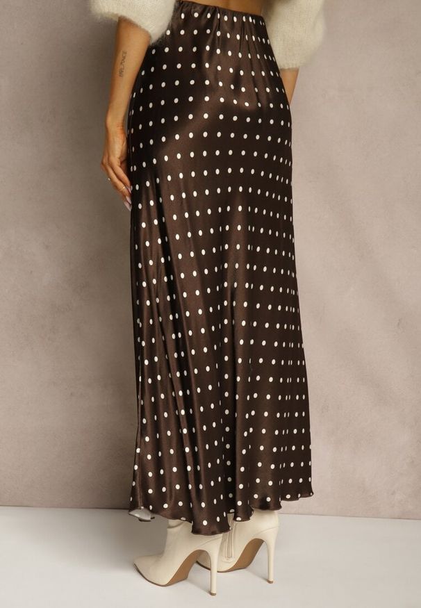 Renee - Brązowa Satynowa Spódnica z Wiskozy w Groszki o Rozkloszowanym Kroju Fediska. Kolor: brązowy. Materiał: satyna, wiskoza. Wzór: grochy. Styl: elegancki