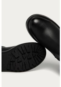Answear Lab - Botki Super mode. Nosek buta: okrągły. Zapięcie: zamek. Kolor: czarny. Materiał: syntetyk, materiał, skóra ekologiczna, guma. Szerokość cholewki: normalna. Styl: wakacyjny. Wysokość obcasa: bez obcasa, niski #2