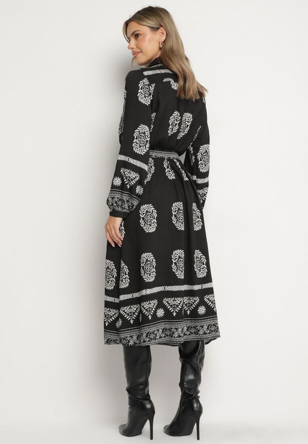 Born2be - Czarna Koszulowa Sukienka Ozdobiona Ornamentalnym Wzorem z Wiązanym Paskiem Roriola. Okazja: na co dzień, do pracy. Kolor: czarny. Materiał: wiskoza, tkanina, skóra. Wzór: aplikacja. Typ sukienki: koszulowe. Styl: casual, elegancki, klasyczny
