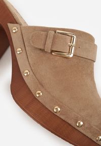 Renee - Ciemnobeżowe Klapki na Słupku w Stylu Chodaków z Klamrami i Nitami Semelaia. Okazja: na co dzień. Kolor: beżowy. Wzór: aplikacja. Obcas: na słupku. Styl: casual, boho #8