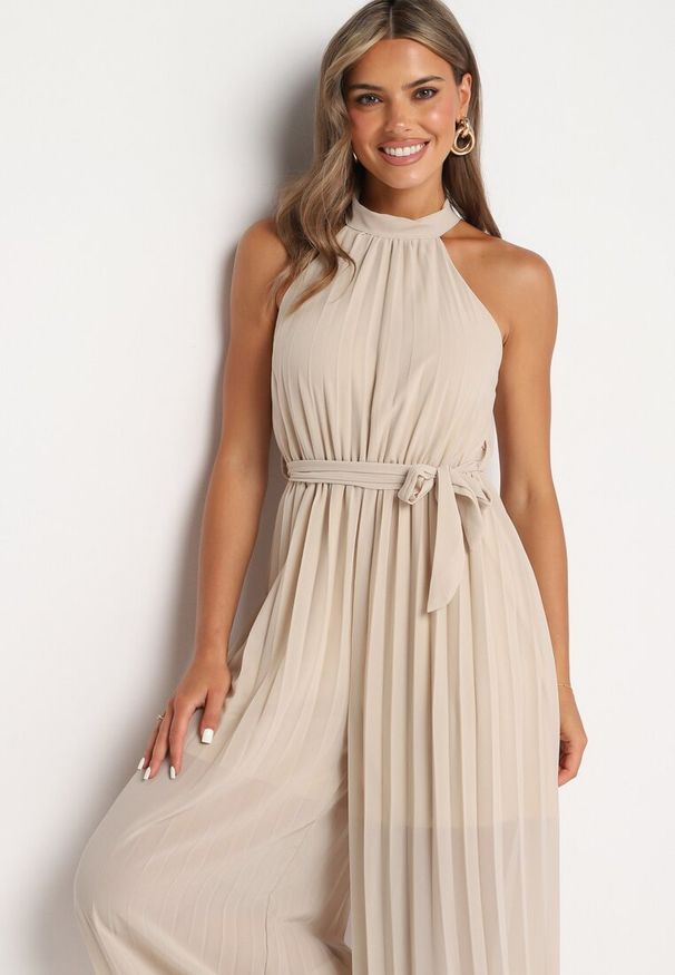 Born2be - Beżowy Taliowany Kombinezon z Dekoltem Typu Halter z Gumką w Pasie i Materiałowym Paskiem Xolefia. Okazja: na imprezę, na co dzień. Kolor: beżowy. Materiał: materiał. Styl: elegancki, casual