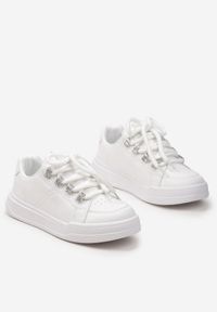 Born2be - Białe Sneakersy Wonaria. Nosek buta: okrągły. Kolor: biały. Materiał: zamsz, skóra ekologiczna. Szerokość cholewki: normalna. Obcas: na płaskiej podeszwie #5