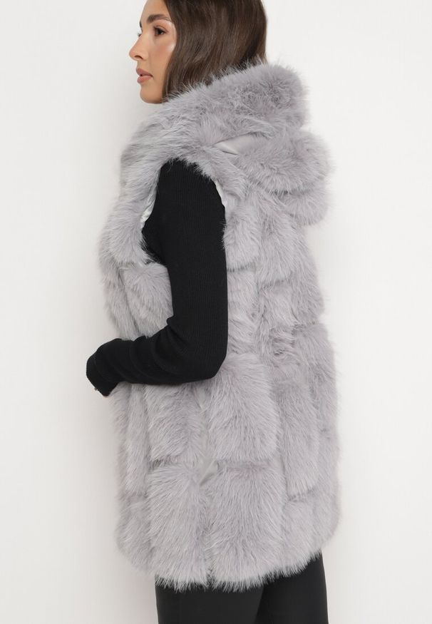 Born2be - Szara Kamizelka Futrzana z Kapturem Sophal. Typ kołnierza: kaptur. Kolor: szary. Materiał: futro