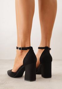 Renee - Czarne Czółenka z Imitacji Zamszu na Słupkowym Obcasie ze Szpiczastym Noskiem Hadina. Okazja: na randkę. Nosek buta: szpiczasty. Zapięcie: pasek. Kolor: czarny. Materiał: zamsz. Obcas: na obcasie. Wysokość obcasa: średni #6