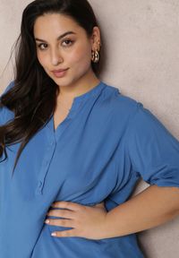 Renee - Niebieska Bluzka z Wiskozy z Dekoltem Zapinanym na Guziki Sarika. Kolor: niebieski. Materiał: wiskoza #5