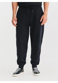 Pako Lorente - PAKO LORENTE - Spodnie dresowe w czarnym kolorze. Okazja: na co dzień. Kolor: szary, czarny. Materiał: dresówka. Wzór: gładki. Styl: casual #1