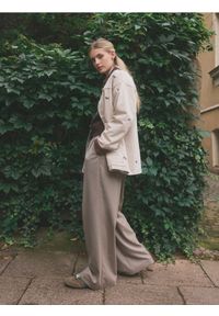 Reserved - Szerokie spodnie w paski - beżowy. Kolor: beżowy. Materiał: wiskoza, tkanina. Wzór: paski #1