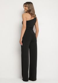 Born2be - Czarny Asymetryczny Kombinezon na Jedno Ramię z Kieszeniami Efriele. Okazja: na co dzień, na randkę. Kolor: czarny. Styl: casual #2