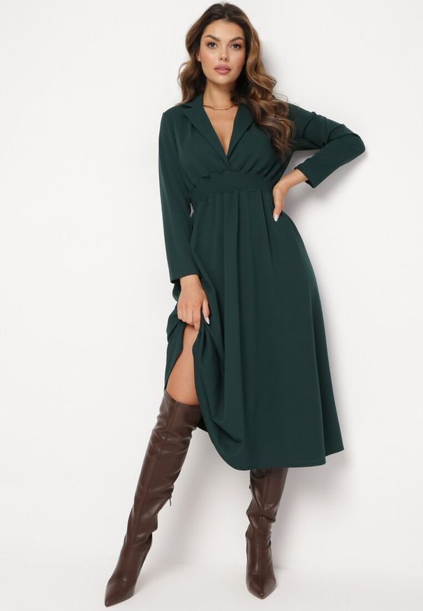 Born2be - Ciemnozielona Rozkloszowana Sukienka Midi z Kopertową Górą i Gumką w Pasie Ametis. Kolor: zielony. Typ sukienki: kopertowe. Długość: midi