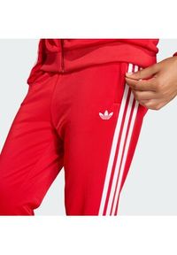 Adidas - adidas Spodnie dresowe adicolor SST KE2861 Czerwony Regular Fit. Kolor: czerwony. Materiał: syntetyk #4