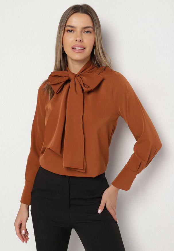 Born2be - Brązowa Bluzka Vices z Wiązaniem pod Szyją Averile. Okazja: na co dzień. Kolor: brązowy. Materiał: jeans. Styl: casual, klasyczny