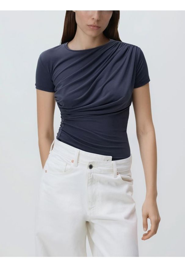 Reserved - T-shirt z ozdobnym marszczeniem - ciemnoszary. Kolor: szary. Materiał: dzianina. Wzór: gładki