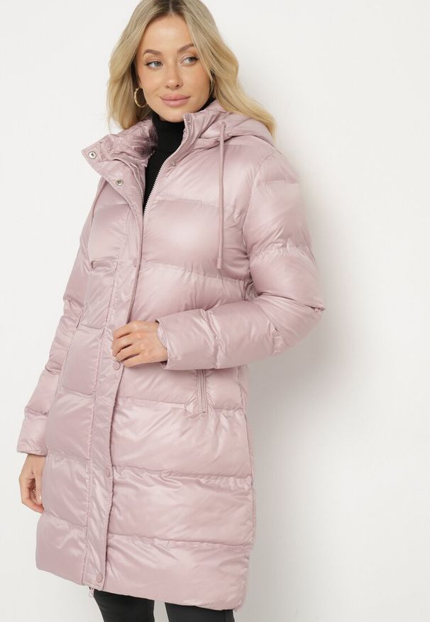 Born2be - Różowa Pikowana Kurtka o Długim Kroju z Kapturem Kieszeniami i Dwustronnym Suwakiem Sanarose. Okazja: na spacer, na co dzień. Typ kołnierza: kaptur. Kolor: różowy. Materiał: dzianina, jeans. Długość: długie. Wzór: aplikacja. Styl: casual, elegancki