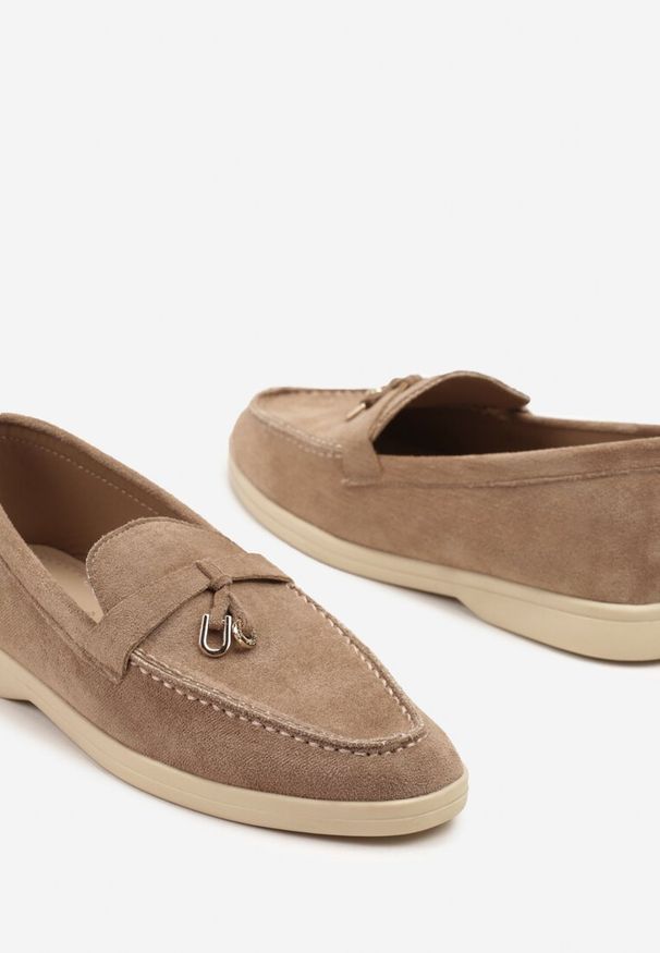 Renee - Ciemnobeżowe Mokasyny z Ekozamszu Zdobione Metaliczną Zawieszką Ralselia. Okazja: na co dzień, na spotkanie biznesowe, do pracy. Kolor: beżowy. Wzór: aplikacja. Obcas: na obcasie. Styl: casual, biznesowy