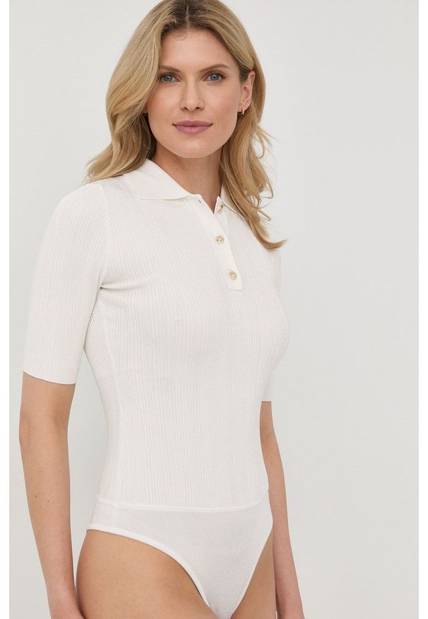 Marciano Guess body damskie kolor biały z kołnierzykiem. Kolor: biały. Materiał: dzianina. Długość rękawa: krótki rękaw. Długość: krótkie. Wzór: gładki