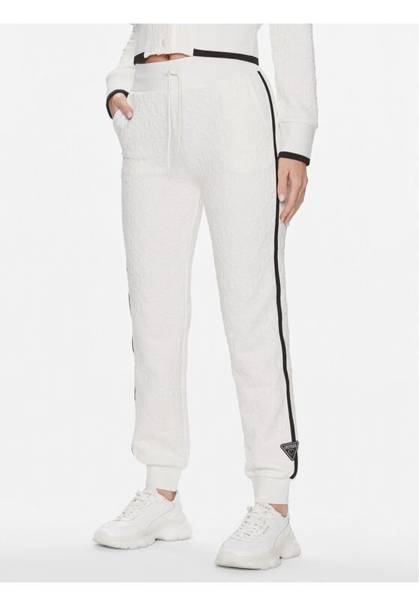 Guess Spodnie dresowe Cheri V4RB08 KBSL0 Biały Regular Fit. Kolor: biały. Materiał: syntetyk