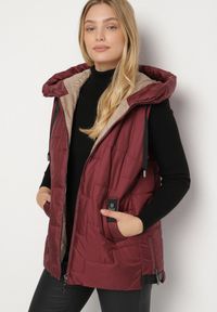 Born2be - Bordowa Pikowana Kamizelka z Kapturem i Sznurkami Imvila. Okazja: na co dzień. Typ kołnierza: kaptur. Kolor: czerwony. Materiał: jeans. Wzór: aplikacja. Styl: elegancki, casual, klasyczny