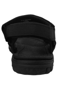 Sandały Lee Cooper LCW-24-34-2620MA czarne. Nosek buta: otwarty. Zapięcie: rzepy. Kolor: czarny. Materiał: materiał. Sezon: lato