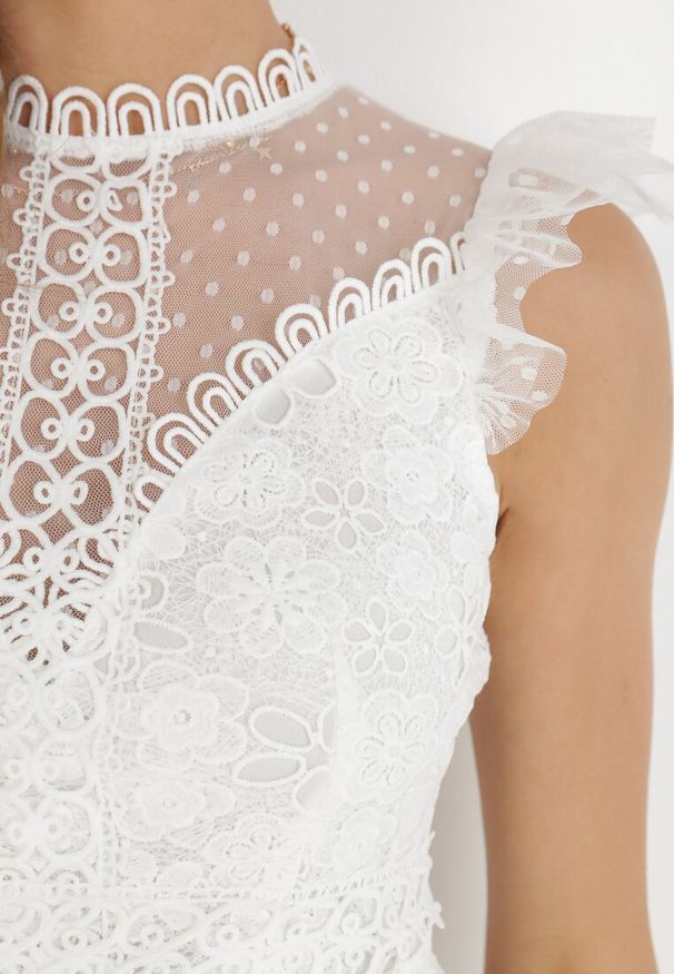 Born2be - Biała Sukienka Clymotis. Typ kołnierza: kołnierz z falbankami, kołnierzyk stójkowy. Kolor: biały. Materiał: koronka. Długość rękawa: bez rękawów. Długość: midi