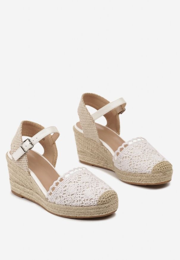 Born2be - Białe Sandały Espadryle z Plecionym Koturnem i Ażurowym Noskiem Soonia. Kolor: biały. Materiał: len. Wzór: ażurowy. Sezon: lato. Obcas: na koturnie. Styl: wizytowy, wakacyjny, elegancki