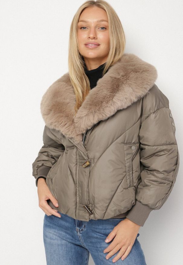 Born2be - Ciemnozielona Pikowana Kurtka o Pudełkowym Kroju z Kapturem z Futerkiem Rivitta. Okazja: na co dzień, na spotkanie biznesowe, do pracy. Typ kołnierza: kaptur. Kolor: zielony. Materiał: futro. Wzór: aplikacja, paski. Styl: biznesowy, casual, elegancki, klasyczny