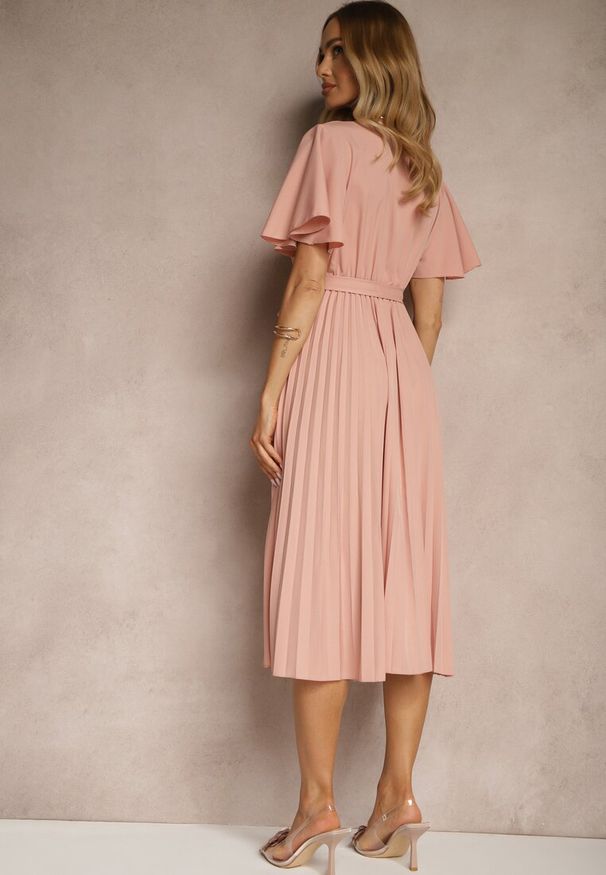 Renee - Różowa Sukienka Wiązana w Talii z Plisowaniem na Dole Dorseki. Kolor: różowy. Typ sukienki: plisowane. Styl: elegancki, klasyczny