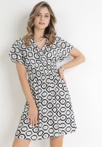 Born2be - Szaro-Biała Sukienka Mini z Wiskozy z Gumką w Pasie i Kopertowym Dekoltem Karisa. Kolor: szary. Materiał: wiskoza. Długość rękawa: krótki rękaw. Sezon: wiosna, lato. Typ sukienki: kopertowe. Długość: mini #1