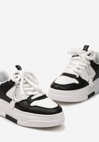 Born2be - Biało-Czarne Sneakersy z Ozdobną Zawieszką w Kształcie Misia i Szerokimi Sznurówkami Raldika. Nosek buta: okrągły. Kolor: biały. Materiał: jeans #6