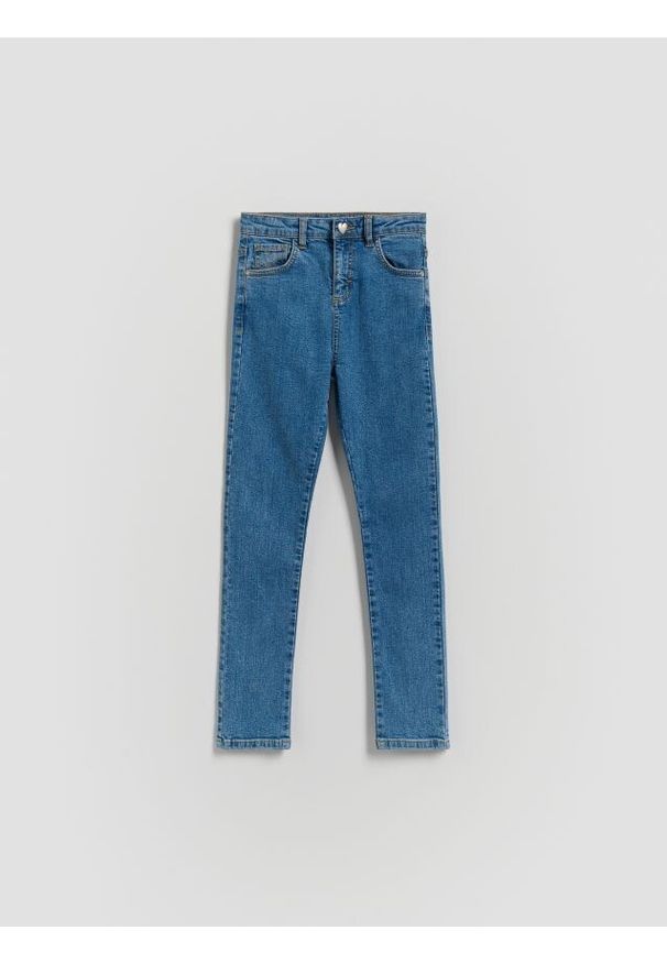 Reserved - Jeansy slim fit z guzikiem w serce - niebieski. Kolor: niebieski