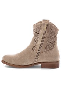 Botki damskie S.Barski, cholewka z materiału ażurowe wykończenie krótka cholewka fason zapinany na suwak pętla z tyłu stabilna niska podeszwa prosta. Kolor: beżowy. Materiał: materiał. Szerokość cholewki: normalna. Wzór: ażurowy. Sezon: wiosna, jesień. Obcas: na obcasie. Styl: elegancki, klasyczny. Wysokość obcasa: niski #5