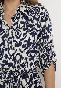 Born2be - Beżowo-Granatowa Koszulowa Sukienka Mini z Wiskozy w Ornamentalny Wzór Virilassa. Kolor: niebieski. Materiał: wiskoza. Typ sukienki: koszulowe. Długość: mini #5
