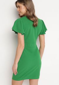 Born2be - Zielona Dopasowana Sukienka Mini z Kopertowym Dekoltem i Ozdobną Falbanką Gwendara. Kolor: zielony. Typ sukienki: kopertowe. Styl: elegancki. Długość: mini #4