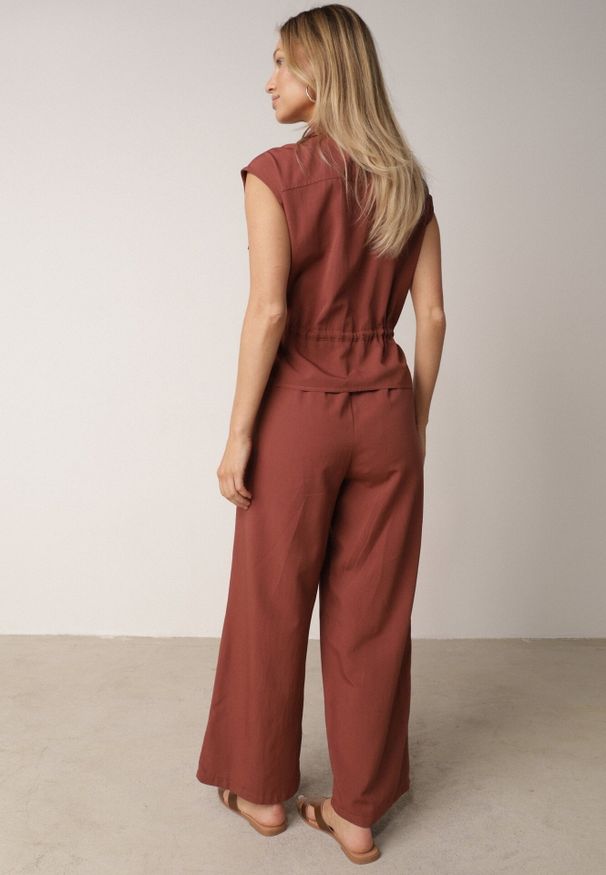 Born2be - Brązowy Bawełniano-Wiskozowy Kombinezon Koszulowy Bez Rękawów z Baskinką Marmaya. Okazja: na co dzień. Kolor: brązowy. Materiał: wiskoza, bawełna. Długość rękawa: bez rękawów. Styl: elegancki, klasyczny, casual