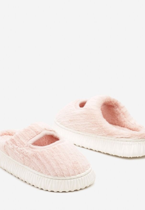 Born2be - Różowe Kapcie z Pluszowego Futerka z Wycięciem Tamielle. Okazja: na imprezę, do domu. Zapięcie: bez zapięcia. Kolor: różowy. Materiał: futro. Styl: elegancki
