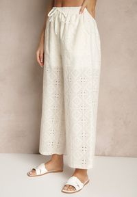 Renee - Jasnobeżowe Spodnie High Waist z Bawełnianej Tkaniny Zdobionej Haftem Mevirona. Okazja: na co dzień. Stan: podwyższony. Kolor: beżowy. Materiał: bawełna, tkanina. Wzór: haft, aplikacja. Styl: casual, elegancki #3