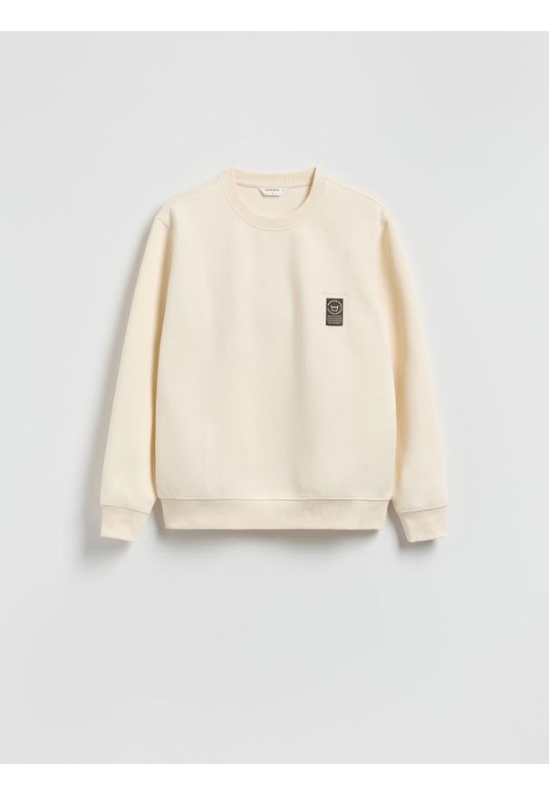 Reserved - Bluza z naszywką - złamana biel. Materiał: bawełna, dzianina. Wzór: aplikacja