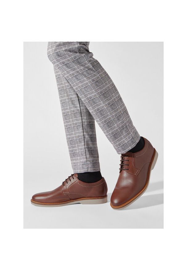 Półbuty Clarks. Kolor: brązowy